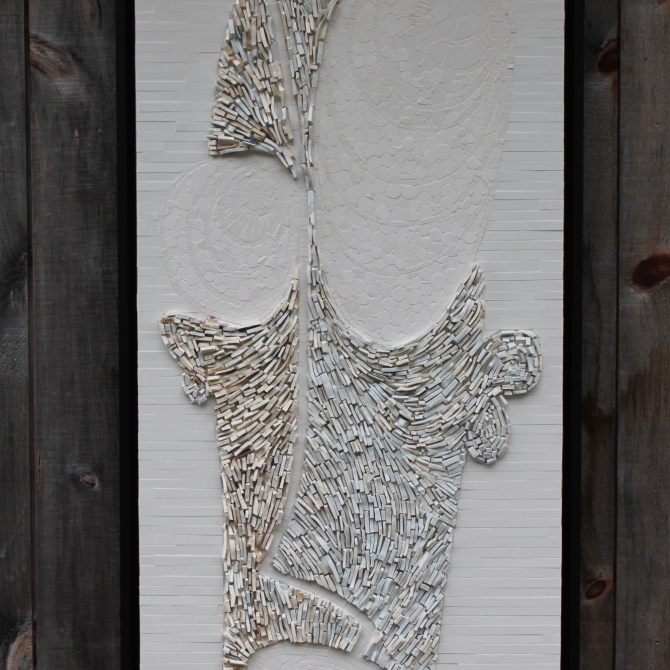 Où donc se cache le bon côté des choses - H. 38 x L. 19 pouces
Céramique blanche et vaisselle cassée
Oeuvre murale, 2014 à 2016.
Prix sur demande