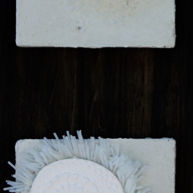 Et toi, d'où viens-tu? - 2016. 31,5cm x 11,4 cm. Porcelaine façonnée, tiges de verre, pierre, miroir. Prix demandé: 220$. Contacter l'artiste pour un achat.
