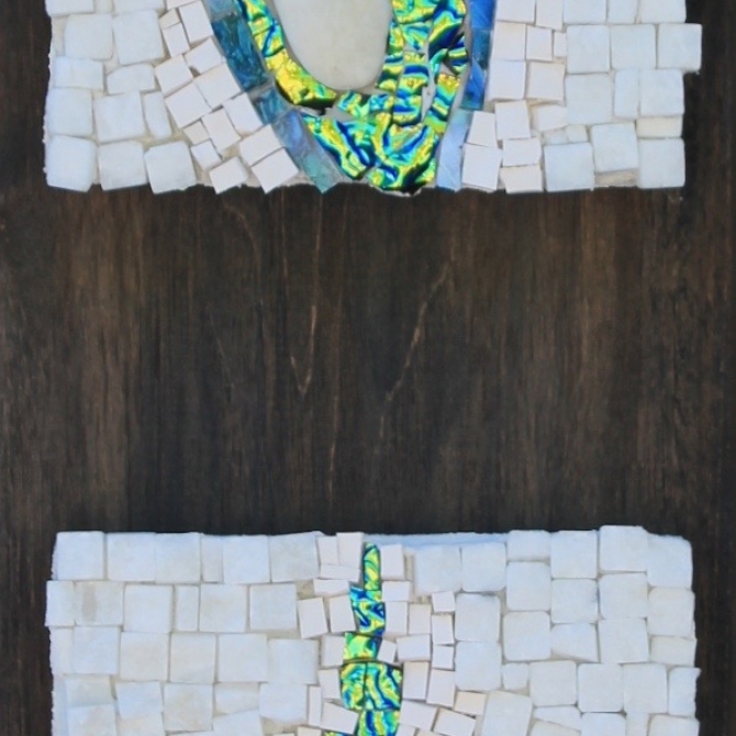 Tête à tête - 2016. 31,5cm x 11,4cm. Verre dichroïque, porcelaine, marbre, verre coloré. Vendu.

