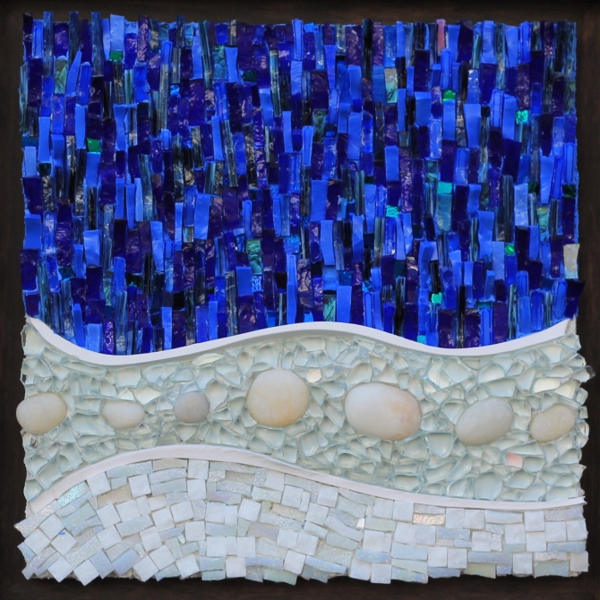 « Dans le clair de lune glacé de petites pierres  crissent sous les pas », haïku - 2017. 20,5 cm x 20,5cm. Porcelaine façonnée à la main, smalti, pierre, verre recyclé, verre coloré, verre dichroïque. Prix: 400-
