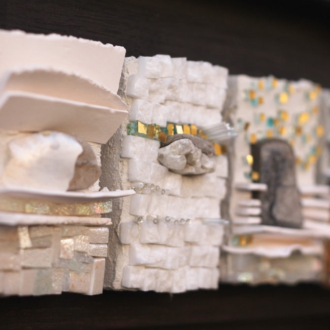 La semaine travaillée - 2018. 11,5 cm x 30cm, Pierre, porcelaine, verre, objets divers, smalti. Vendu.
