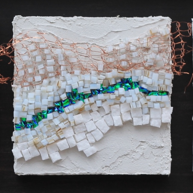 Les chemins vers Vénus - 2017. 13cm x 37cm. . Fil cuivre, verre, verre dichroïque. Prix: 300-
